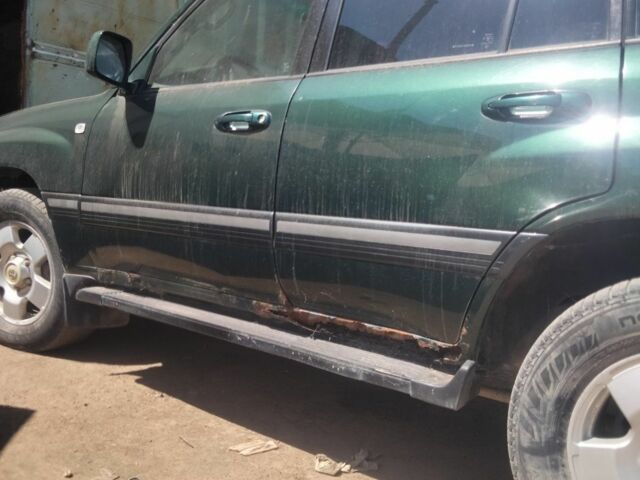 Зеленый Тойота Ленд Крузер 100, объемом двигателя 4.7 л и пробегом 300 тыс. км за 8600 $, фото 1 на Automoto.ua