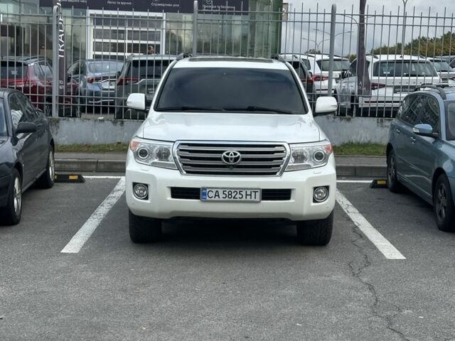 Белый Тойота Ленд Крузер 200, объемом двигателя 4.5 л и пробегом 127 тыс. км за 38095 $, фото 1 на Automoto.ua