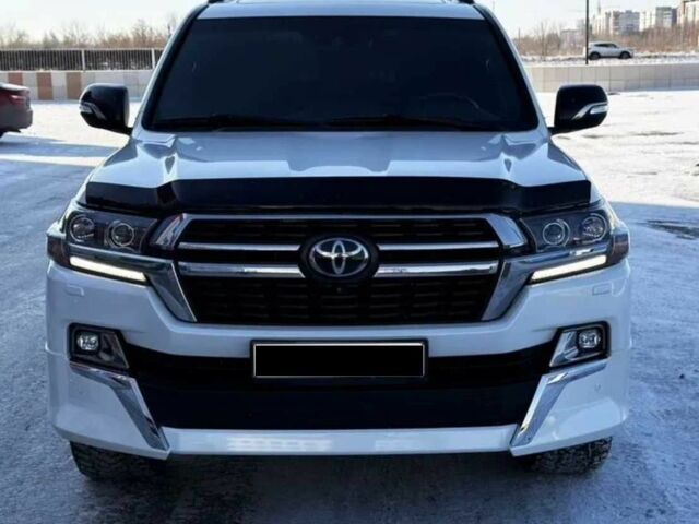 Білий Тойота Ленд Крузер 200, об'ємом двигуна 4.5 л та пробігом 100 тис. км за 10000 $, фото 1 на Automoto.ua