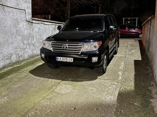 Черный Тойота Ленд Крузер 200, объемом двигателя 4.5 л и пробегом 107 тыс. км за 1074 $, фото 1 на Automoto.ua