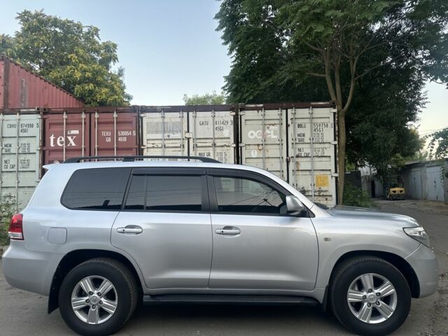 Серый Тойота Ленд Крузер 200, объемом двигателя 4.5 л и пробегом 330 тыс. км за 23900 $, фото 1 на Automoto.ua