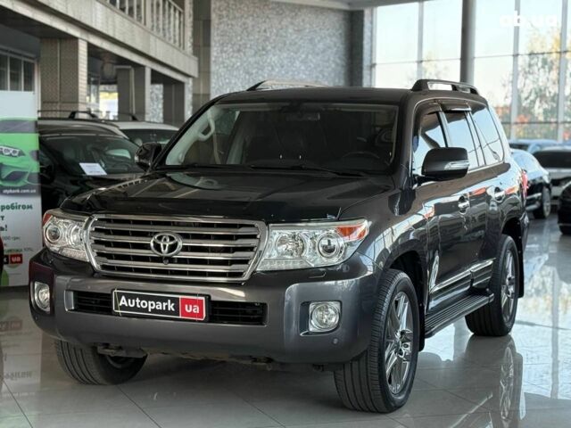 Серый Тойота Ленд Крузер 200, объемом двигателя 4.5 л и пробегом 235 тыс. км за 28940 $, фото 1 на Automoto.ua