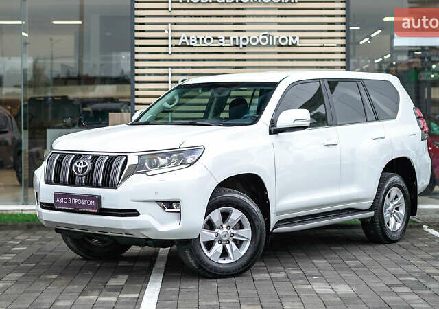 Белый Тойота Ленд Крузер Прадо, объемом двигателя 4 л и пробегом 28 тыс. км за 39990 $, фото 1 на Automoto.ua