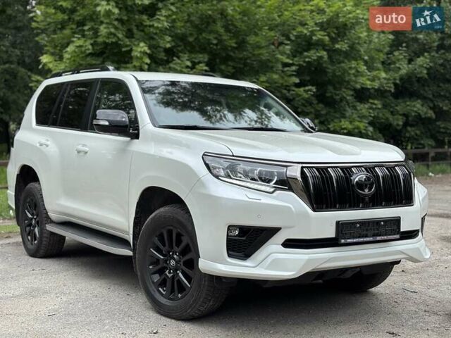 Тойота Ленд Крузер Прадо 2021 в Сумах на Automoto.ua Белый Тойота Ленд Крузер Прадо, объемом двигателя 3.96 л и пробегом 45 тыс. км за 53499 $, фото 1 на Automoto.ua