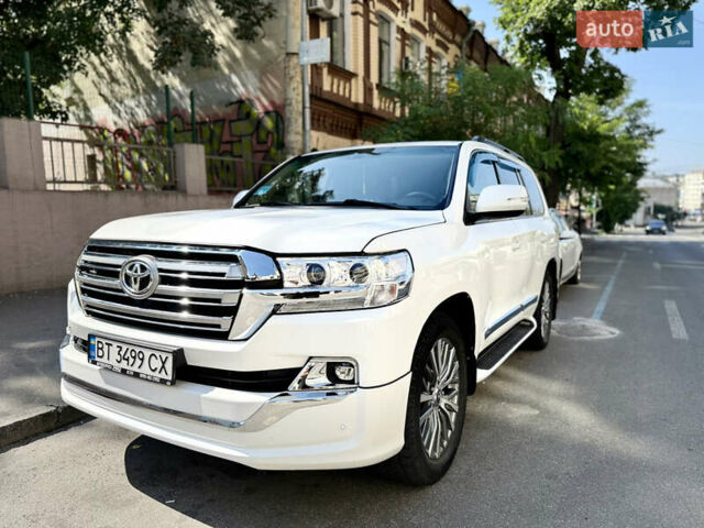 Белый Тойота Ленд Крузер, объемом двигателя 5.7 л и пробегом 300 тыс. км за 29999 $, фото 1 на Automoto.ua