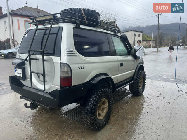 Серый Тойота Ленд Крузер, объемом двигателя 3 л и пробегом 300 тыс. км за 15000 $, фото 1 на Automoto.ua