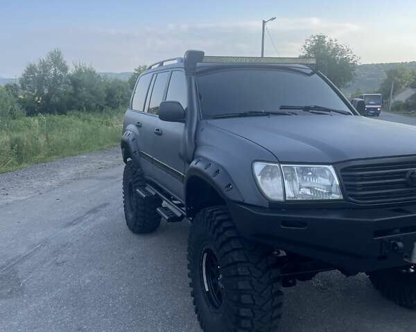 Серый Тойота Ленд Крузер, объемом двигателя 4.2 л и пробегом 120 тыс. км за 32500 $, фото 1 на Automoto.ua