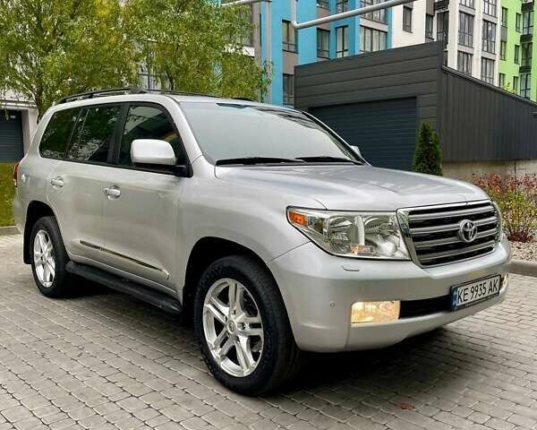 Серый Тойота Ленд Крузер, объемом двигателя 5.66 л и пробегом 275 тыс. км за 16999 $, фото 1 на Automoto.ua
