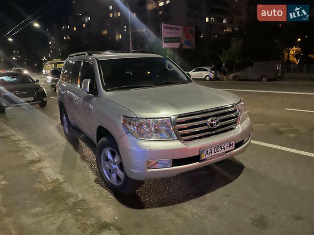 Серый Тойота Ленд Крузер, объемом двигателя 5.7 л и пробегом 286 тыс. км за 24500 $, фото 1 на Automoto.ua