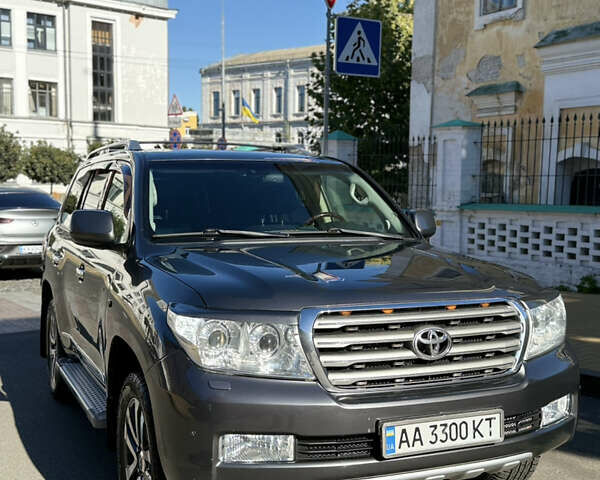 Серый Тойота Ленд Крузер, объемом двигателя 4.46 л и пробегом 267 тыс. км за 31500 $, фото 1 на Automoto.ua