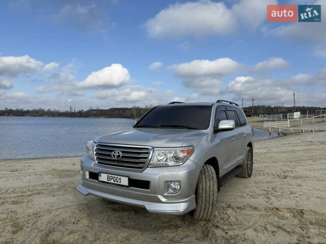 Серый Тойота Ленд Крузер, объемом двигателя 4.6 л и пробегом 222 тыс. км за 31000 $, фото 1 на Automoto.ua