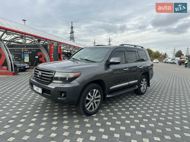 Серый Тойота Ленд Крузер, объемом двигателя 4.46 л и пробегом 260 тыс. км за 36000 $, фото 1 на Automoto.ua