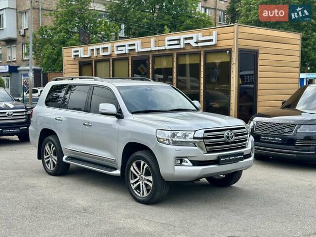 Серый Тойота Ленд Крузер, объемом двигателя 4.61 л и пробегом 161 тыс. км за 42500 $, фото 1 на Automoto.ua