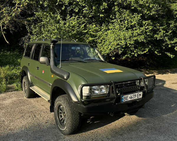 Зеленый Тойота Ленд Крузер, объемом двигателя 4.5 л и пробегом 400 тыс. км за 10500 $, фото 1 на Automoto.ua