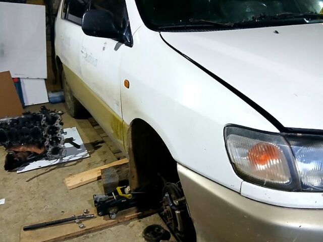 Белый Тойота Пикник, объемом двигателя 2.2 л и пробегом 600 тыс. км за 1800 $, фото 1 на Automoto.ua