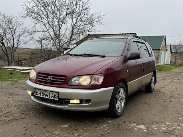 Красный Тойота Пикник, объемом двигателя 2 л и пробегом 300 тыс. км за 1800 $, фото 1 на Automoto.ua