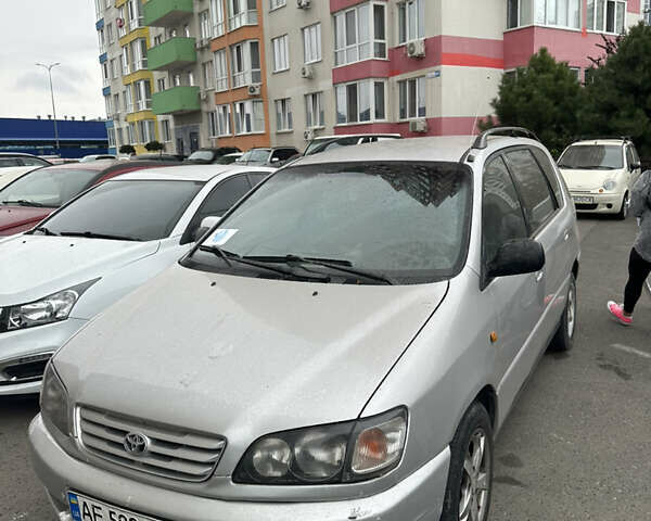 Серый Тойота Пикник, объемом двигателя 2 л и пробегом 700 тыс. км за 2999 $, фото 1 на Automoto.ua