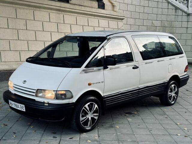 Белый Тойота Превиа, объемом двигателя 2.4 л и пробегом 340 тыс. км за 2600 $, фото 1 на Automoto.ua