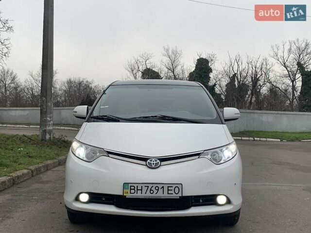Белый Тойота Превиа, объемом двигателя 2.4 л и пробегом 100 тыс. км за 12500 $, фото 1 на Automoto.ua