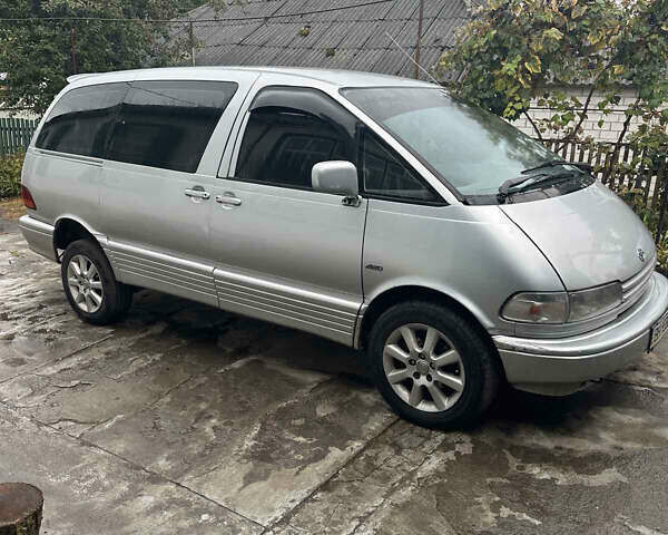 Серый Тойота Превиа, объемом двигателя 2.4 л и пробегом 450 тыс. км за 3500 $, фото 1 на Automoto.ua