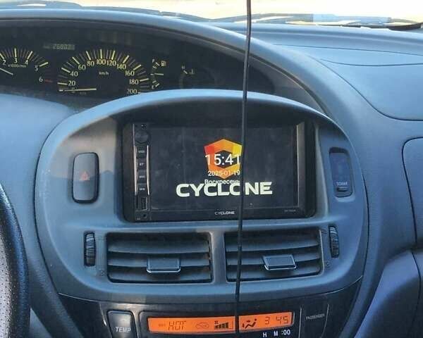 Сірий Тойота Превіа, об'ємом двигуна 2 л та пробігом 290 тис. км за 9000 $, фото 1 на Automoto.ua