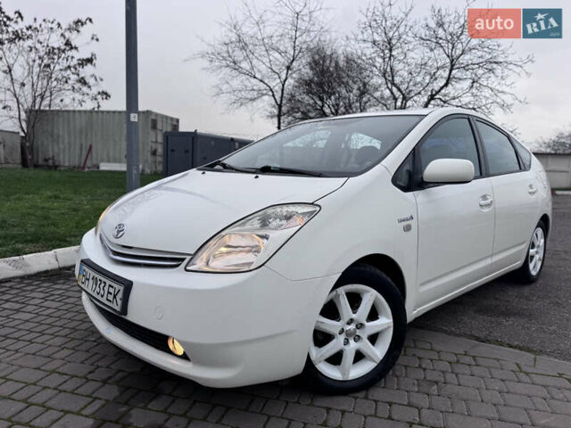 Белый Тойота Приус, объемом двигателя 1.5 л и пробегом 270 тыс. км за 5750 $, фото 1 на Automoto.ua