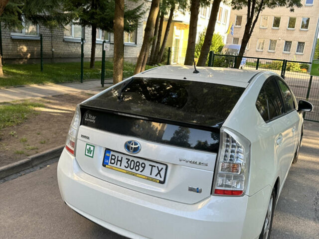Белый Тойота Приус, объемом двигателя 1.8 л и пробегом 310 тыс. км за 8100 $, фото 1 на Automoto.ua