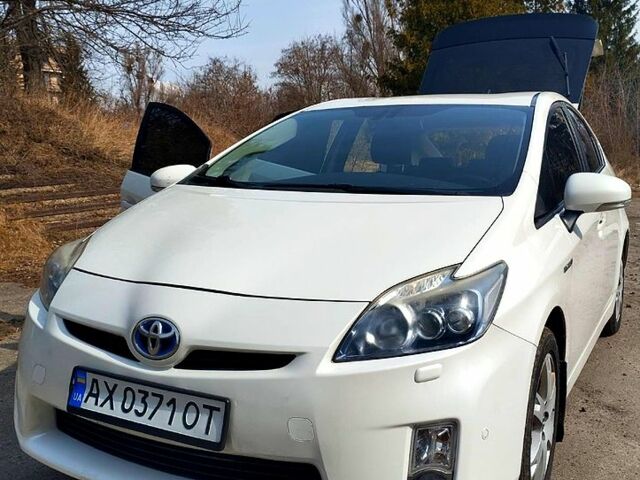 Белый Тойота Приус, объемом двигателя 1.8 л и пробегом 238 тыс. км за 10000 $, фото 1 на Automoto.ua