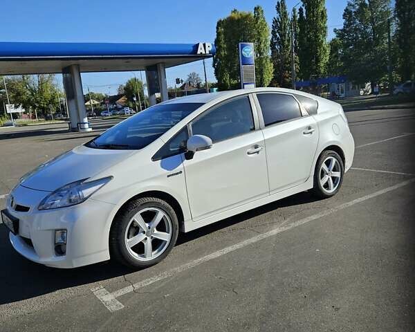 Белый Тойота Приус, объемом двигателя 1.8 л и пробегом 260 тыс. км за 9900 $, фото 1 на Automoto.ua