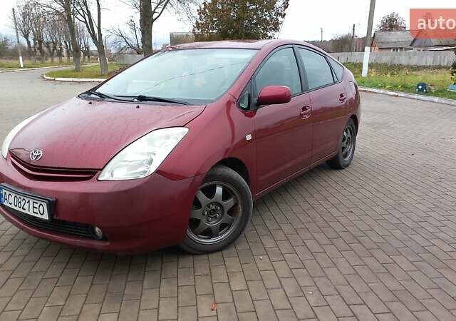 Красный Тойота Приус, объемом двигателя 1.5 л и пробегом 226 тыс. км за 6500 $, фото 1 на Automoto.ua