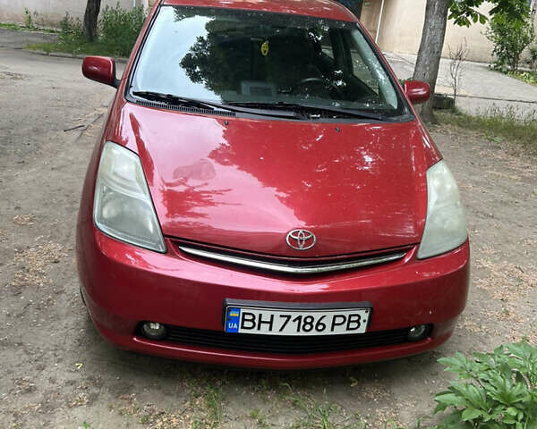 Красный Тойота Приус, объемом двигателя 1.5 л и пробегом 300 тыс. км за 6400 $, фото 1 на Automoto.ua