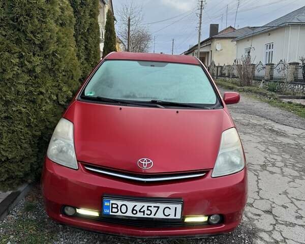 Красный Тойота Приус, объемом двигателя 1.5 л и пробегом 255 тыс. км за 6500 $, фото 1 на Automoto.ua