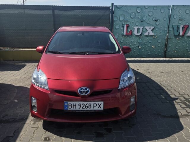 Красный Тойота Приус, объемом двигателя 1.8 л и пробегом 300 тыс. км за 8300 $, фото 1 на Automoto.ua