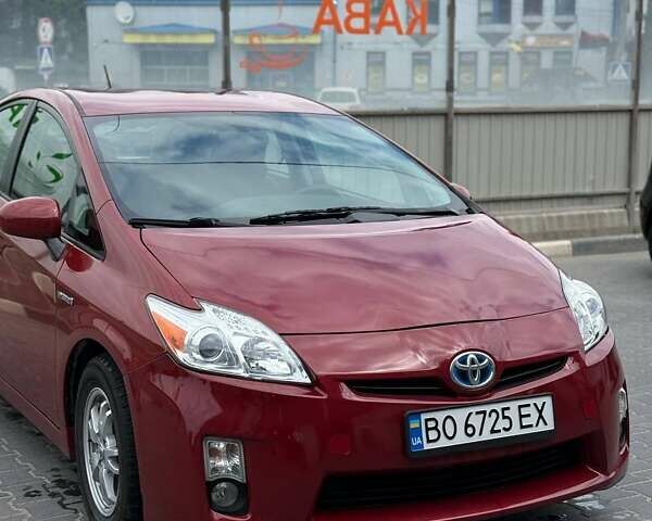 Красный Тойота Приус, объемом двигателя 1.8 л и пробегом 320 тыс. км за 10300 $, фото 1 на Automoto.ua