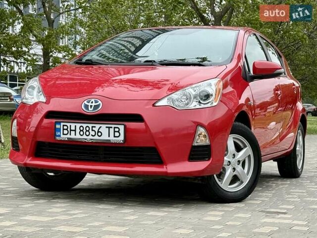 Красный Тойота Приус, объемом двигателя 1.5 л и пробегом 208 тыс. км за 9999 $, фото 1 на Automoto.ua