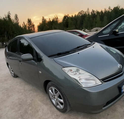 Серый Тойота Приус, объемом двигателя 1.5 л и пробегом 350 тыс. км за 8500 $, фото 1 на Automoto.ua