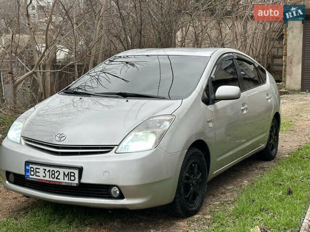Серый Тойота Приус, объемом двигателя 1.5 л и пробегом 320 тыс. км за 6500 $, фото 1 на Automoto.ua