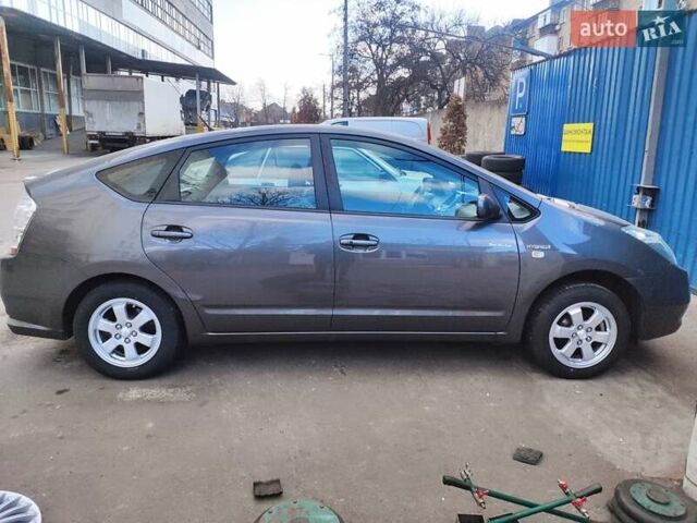 Серый Тойота Приус, объемом двигателя 1.5 л и пробегом 221 тыс. км за 8200 $, фото 1 на Automoto.ua