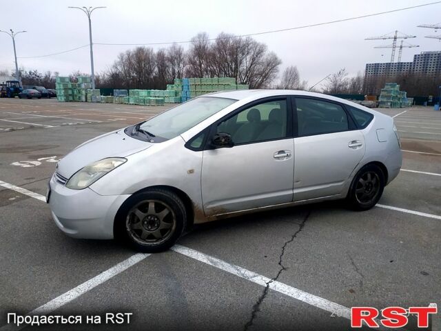 Серый Тойота Приус, объемом двигателя 1.5 л и пробегом 250 тыс. км за 4999 $, фото 1 на Automoto.ua