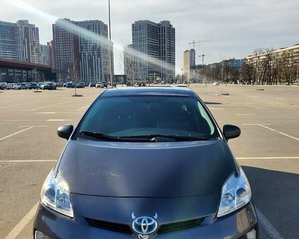 Серый Тойота Приус, объемом двигателя 1.8 л и пробегом 300 тыс. км за 10000 $, фото 1 на Automoto.ua