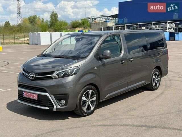 Серый Тойота Proace Verso, объемом двигателя 2 л и пробегом 117 тыс. км за 29900 $, фото 1 на Automoto.ua