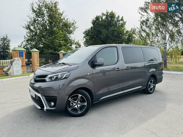 Серый Тойота Proace Verso, объемом двигателя 2 л и пробегом 47 тыс. км за 39500 $, фото 1 на Automoto.ua