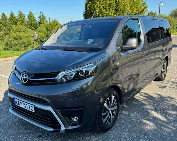 Серый Тойота Proace Verso, объемом двигателя 2 л и пробегом 60 тыс. км за 41000 $, фото 1 на Automoto.ua