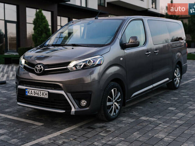 Серый Тойота Proace Verso, объемом двигателя 2 л и пробегом 313 тыс. км за 35000 $, фото 1 на Automoto.ua