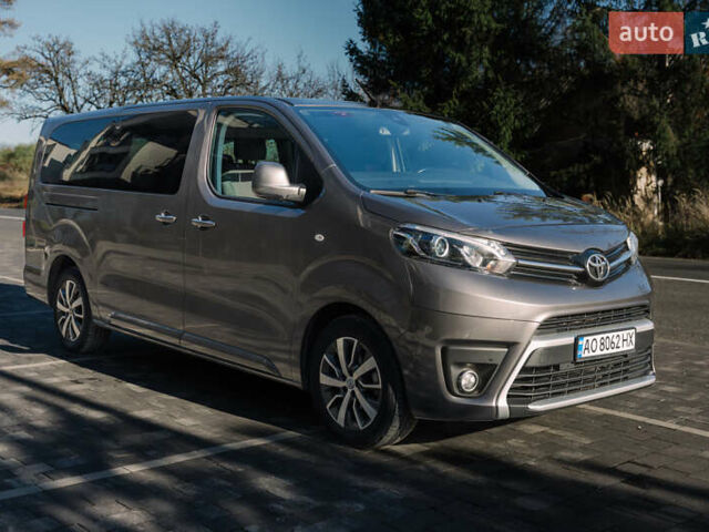 Серый Тойота Proace Verso, объемом двигателя 2 л и пробегом 229 тыс. км за 32000 $, фото 1 на Automoto.ua