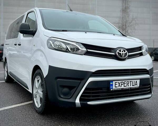 Белый Тойота Proace, объемом двигателя 1.5 л и пробегом 47 тыс. км за 32200 $, фото 1 на Automoto.ua