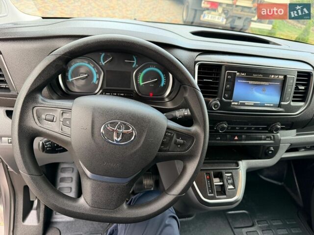 Серый Тойота Proace, объемом двигателя 0 л и пробегом 100 тыс. км за 25800 $, фото 1 на Automoto.ua