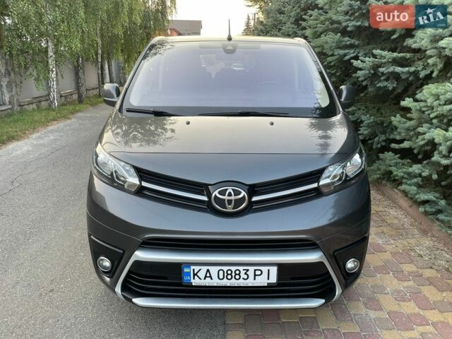 Серый Тойота Proace, объемом двигателя 2 л и пробегом 238 тыс. км за 27699 $, фото 1 на Automoto.ua