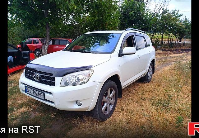 Белый Тойота РАВ 4, объемом двигателя 2.4 л и пробегом 244 тыс. км за 8800 $, фото 1 на Automoto.ua