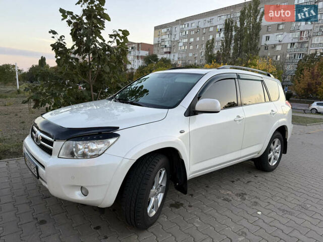 Белый Тойота РАВ 4, объемом двигателя 2.4 л и пробегом 190 тыс. км за 10800 $, фото 1 на Automoto.ua